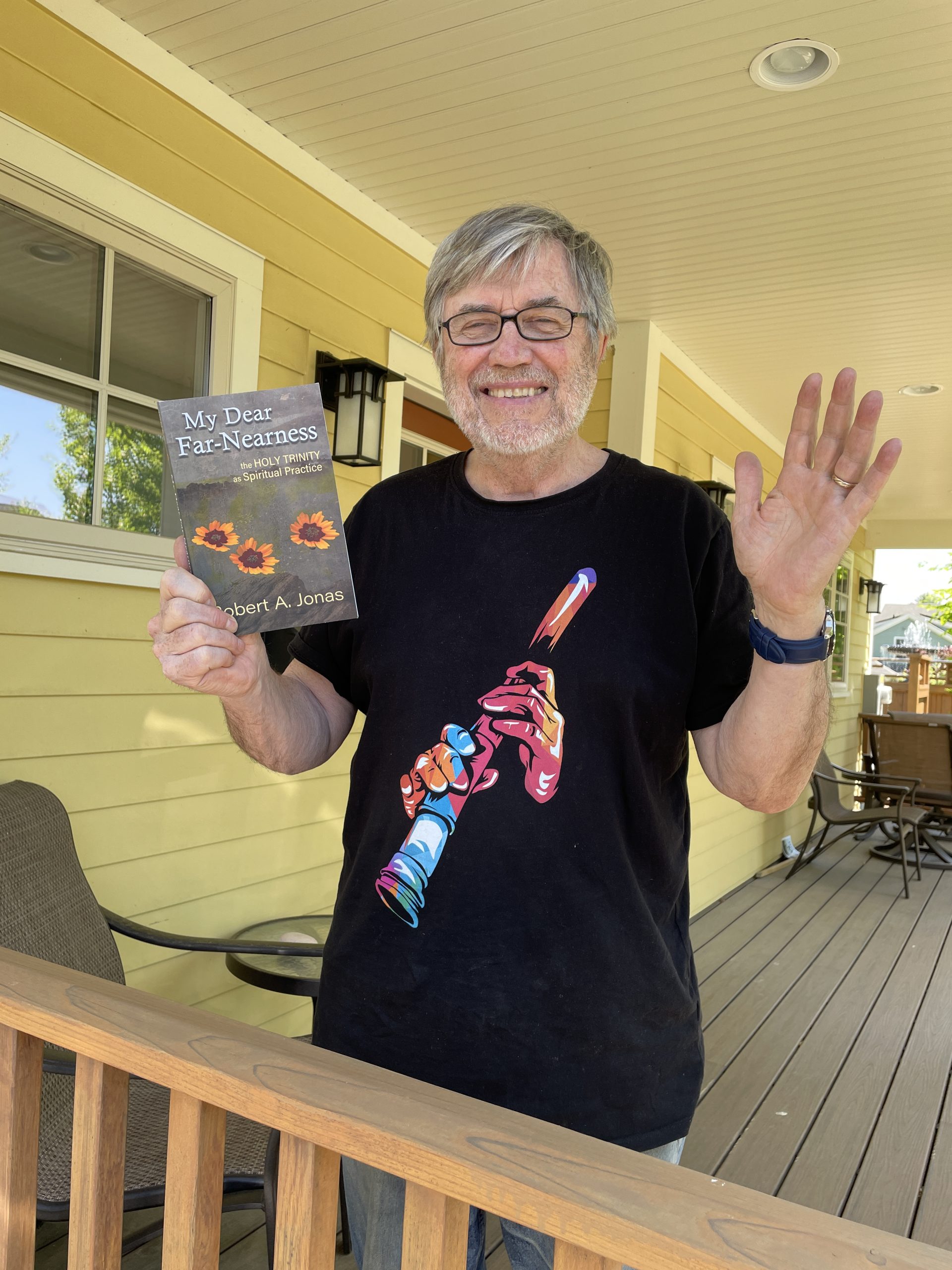 Jonas receives 1st copy,Dear Far-Near,5-24-’22